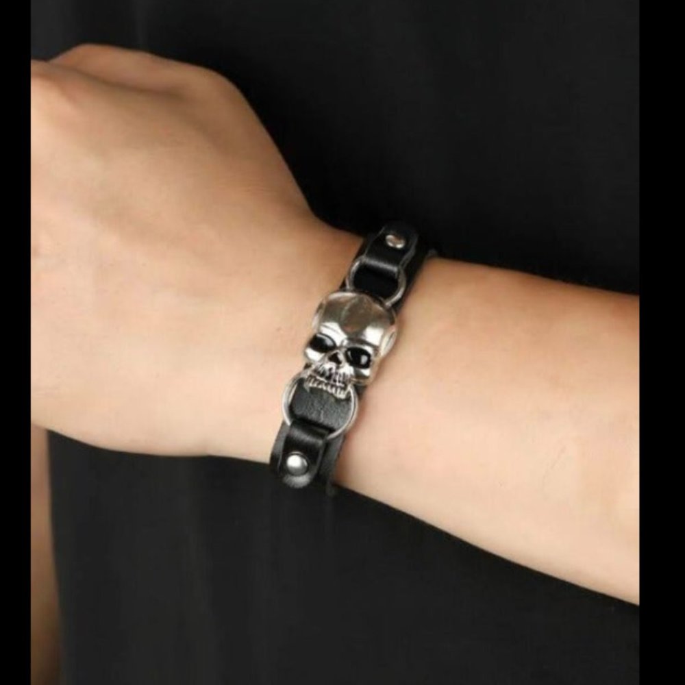 SKULL LEATHER BRACELET.